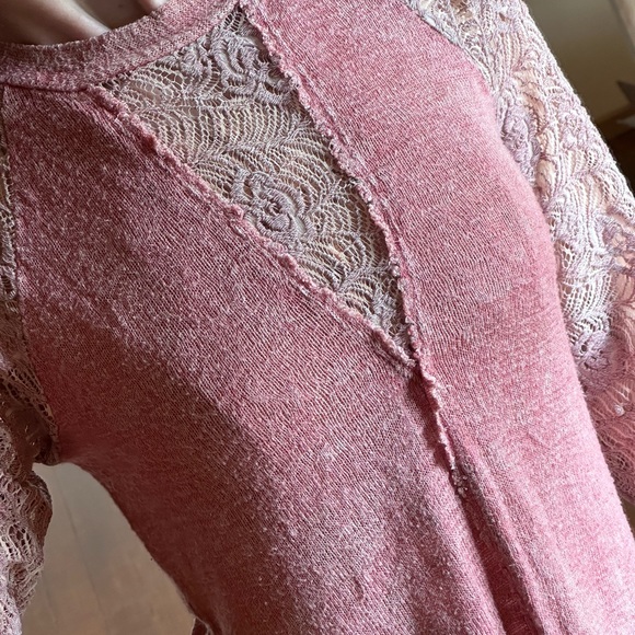GIMMICKS BY BKE, BUCKLE Jeans Pink Mauve Washed Knit Lace Long Sleeve Top Sz XS - Picture 5 of 16